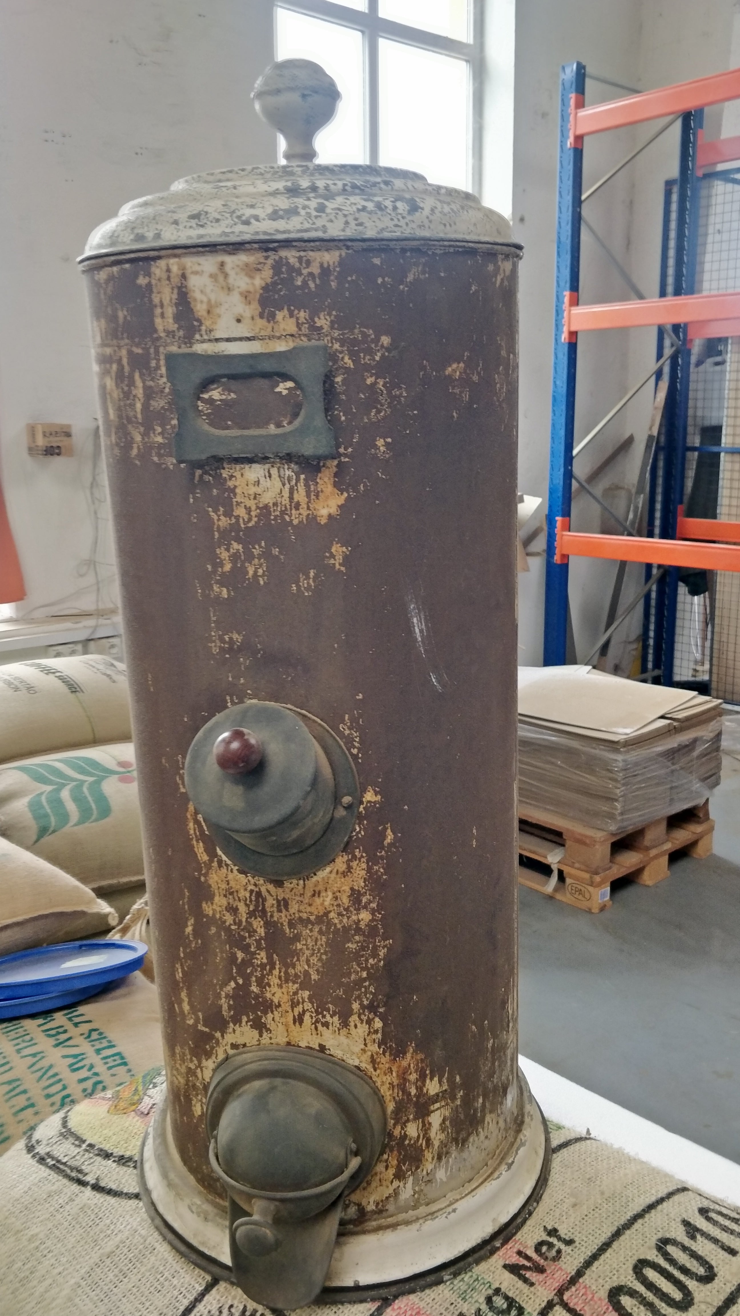 silo na kávu - starožitné před renovací