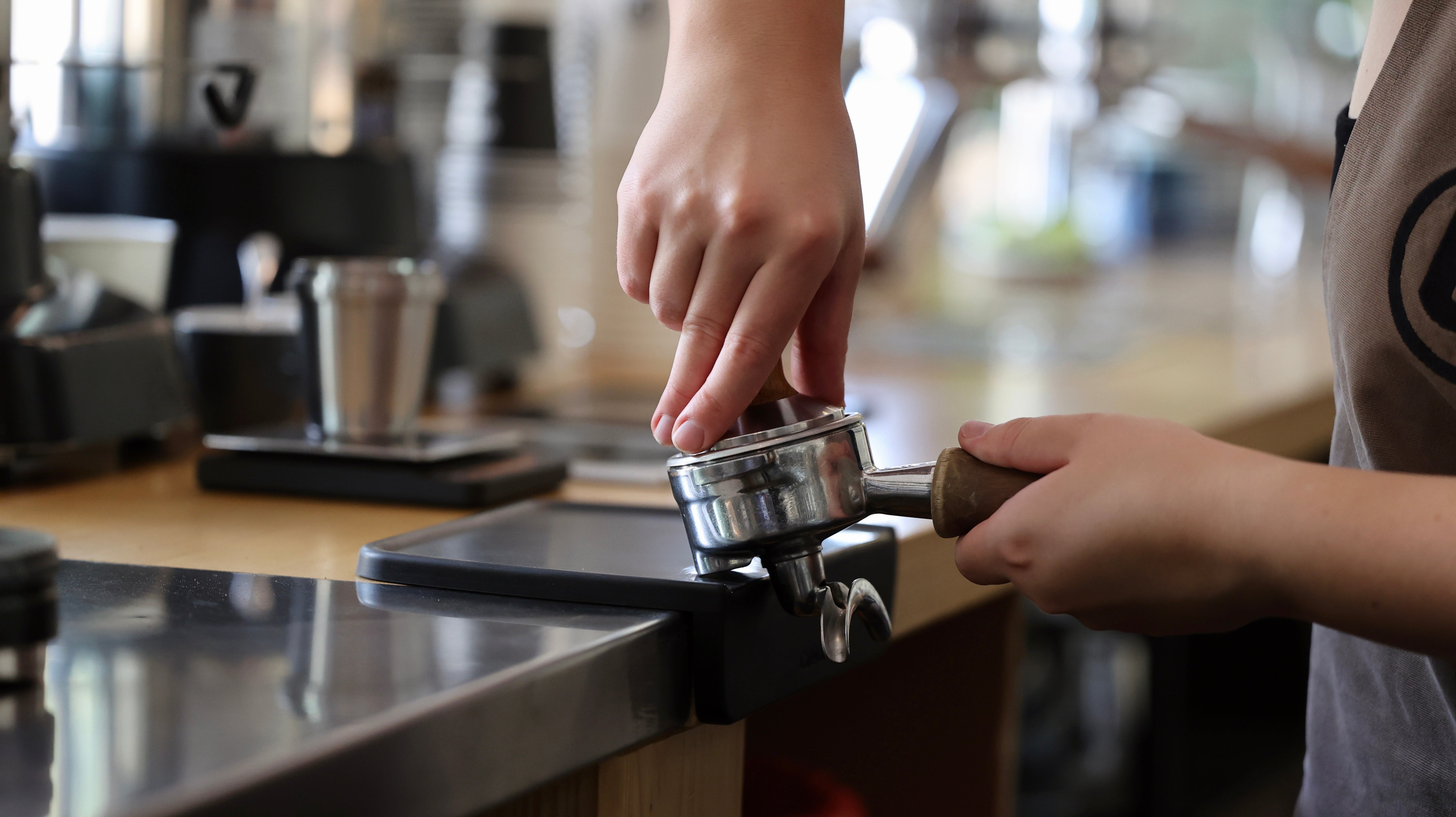 Podrobný postup pěchování neboli tampování kávy: Pěchujte jako profík